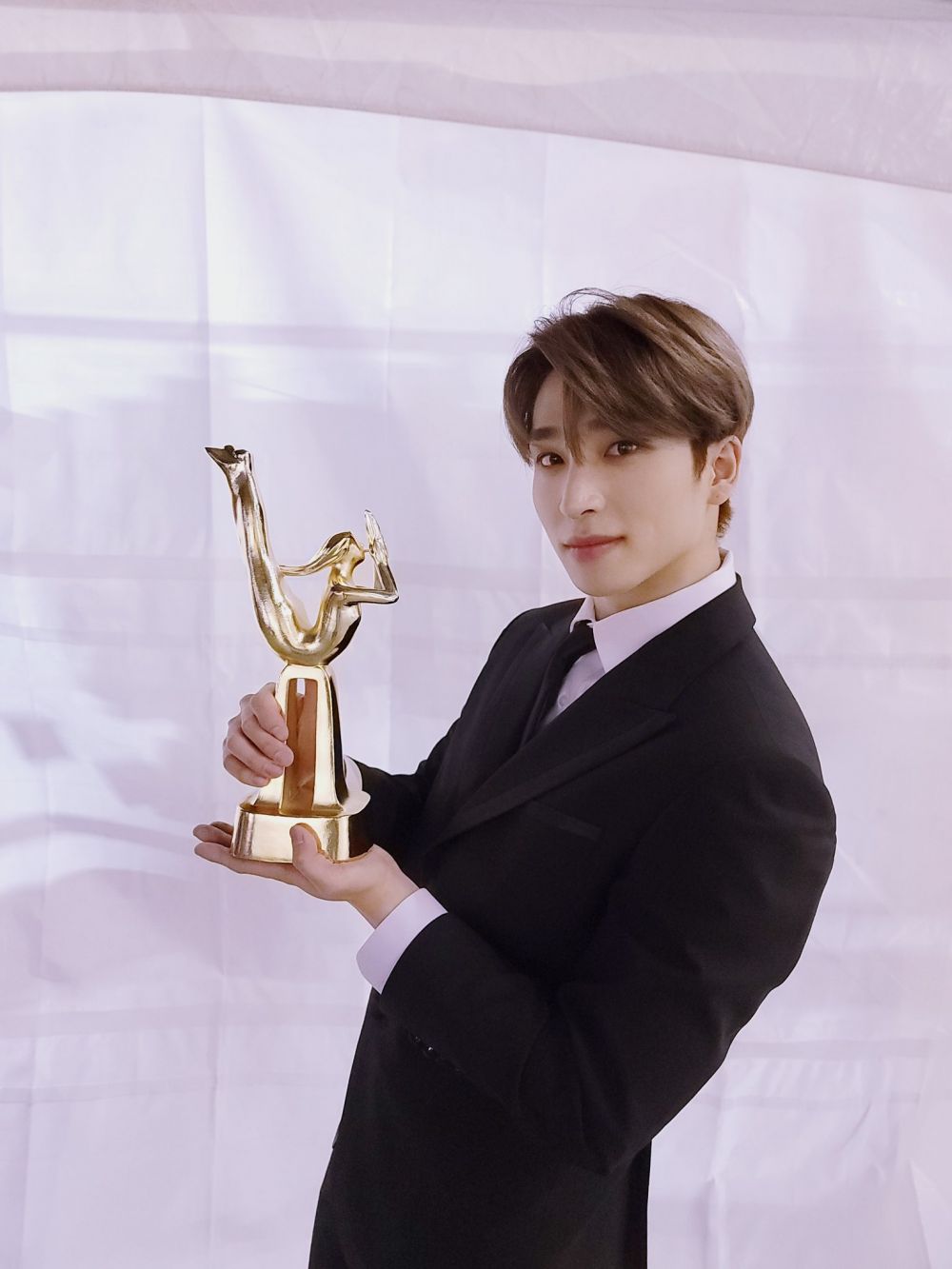 10 Potret Sangyeon, Leader THE BOYZ yang Gagah Paripurna