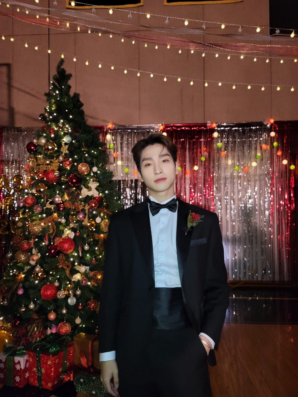 10 Potret Sangyeon, Leader THE BOYZ yang Gagah Paripurna