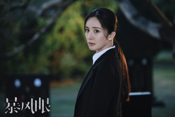 10 Potret Memesona Yang Mi, Lawan Main Vin Zhang di CDrama Storm Eye
