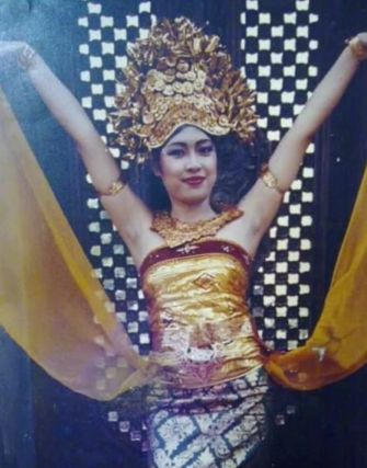 Dulu Penari, 9 Potret Lawas Vs Kini Mpok Yuni 'Tukang Ojek Pengkolan'
