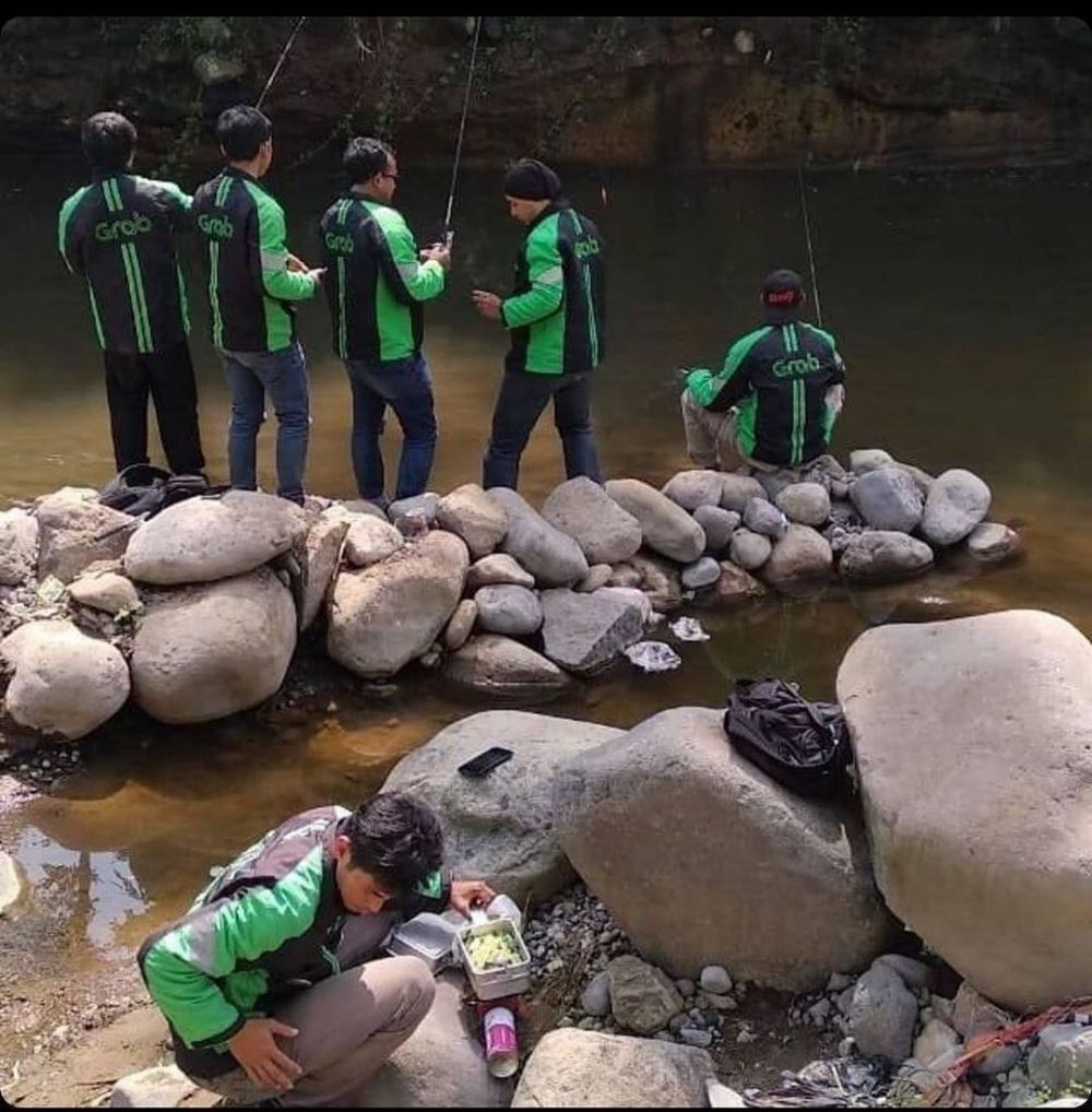 10 Momen Santai Ala Driver Ojek Online, Gak Terbayang!