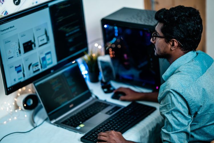 Meski Sibuk, 5 Alasan Lebih Baik Punya Pasangan Tipe Pekerja Keras
