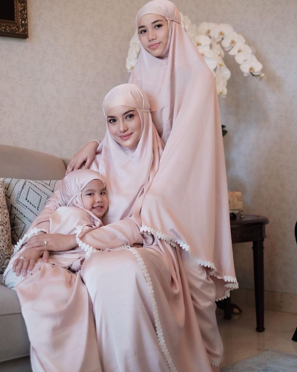 9 Potret Hangat Ririn Ekawati Bersama Dua Putrinya, Keibuan Banget