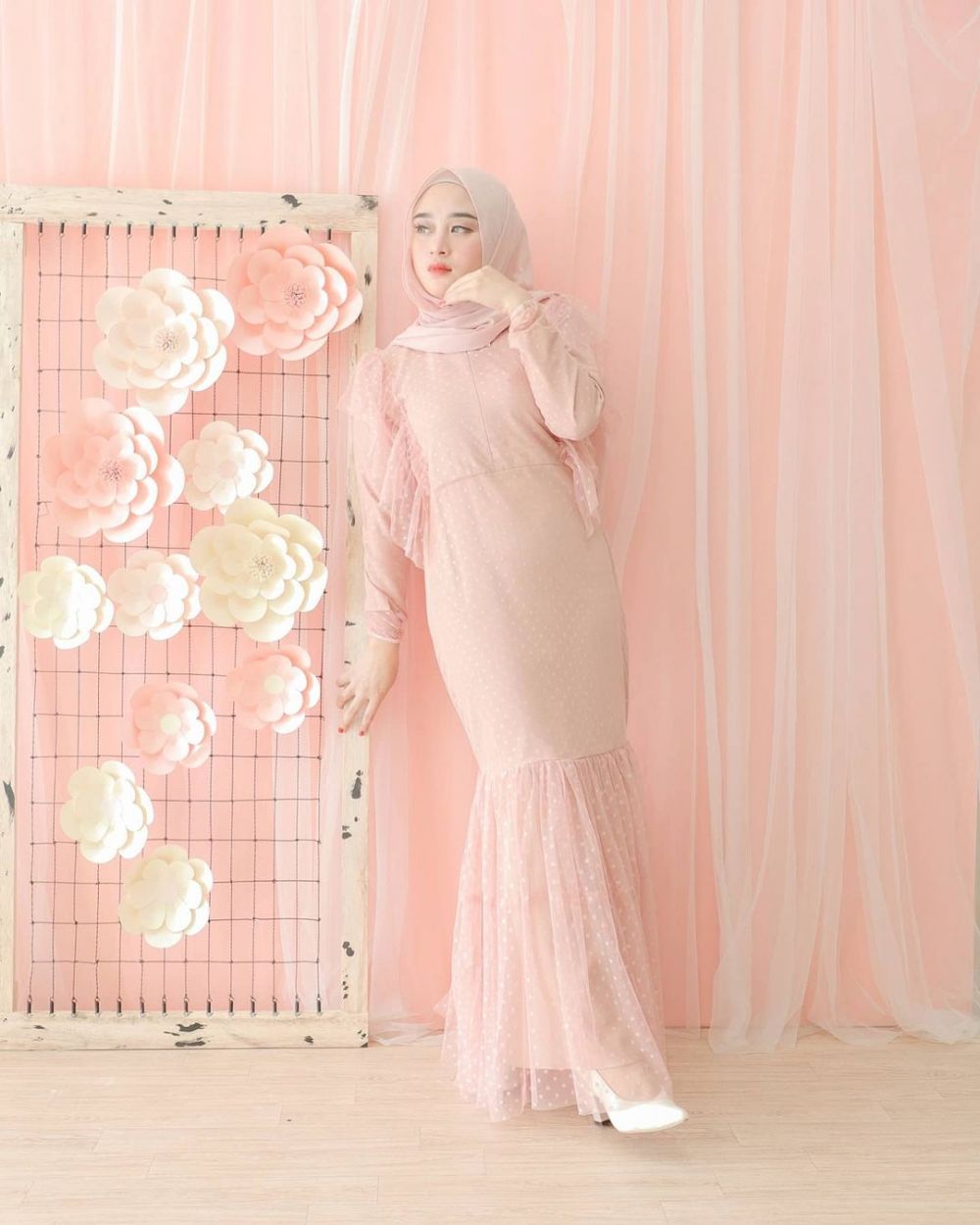 10 Gaya Hijab Dress Pesta ala Selebgram Rini Anggiani, Eye Catching!