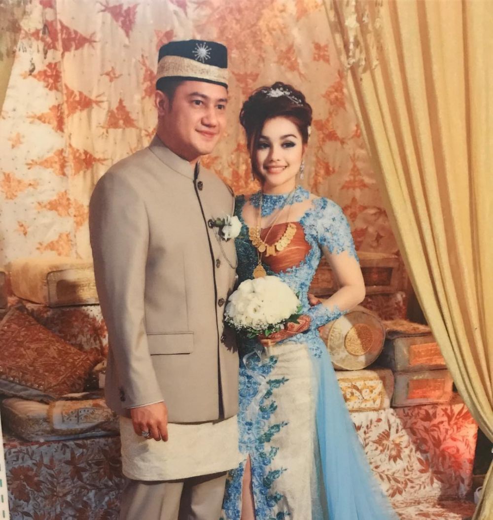 9 Potret Romantis Artis Saat Menikah, Beda Usia Lebih 15 Tahun