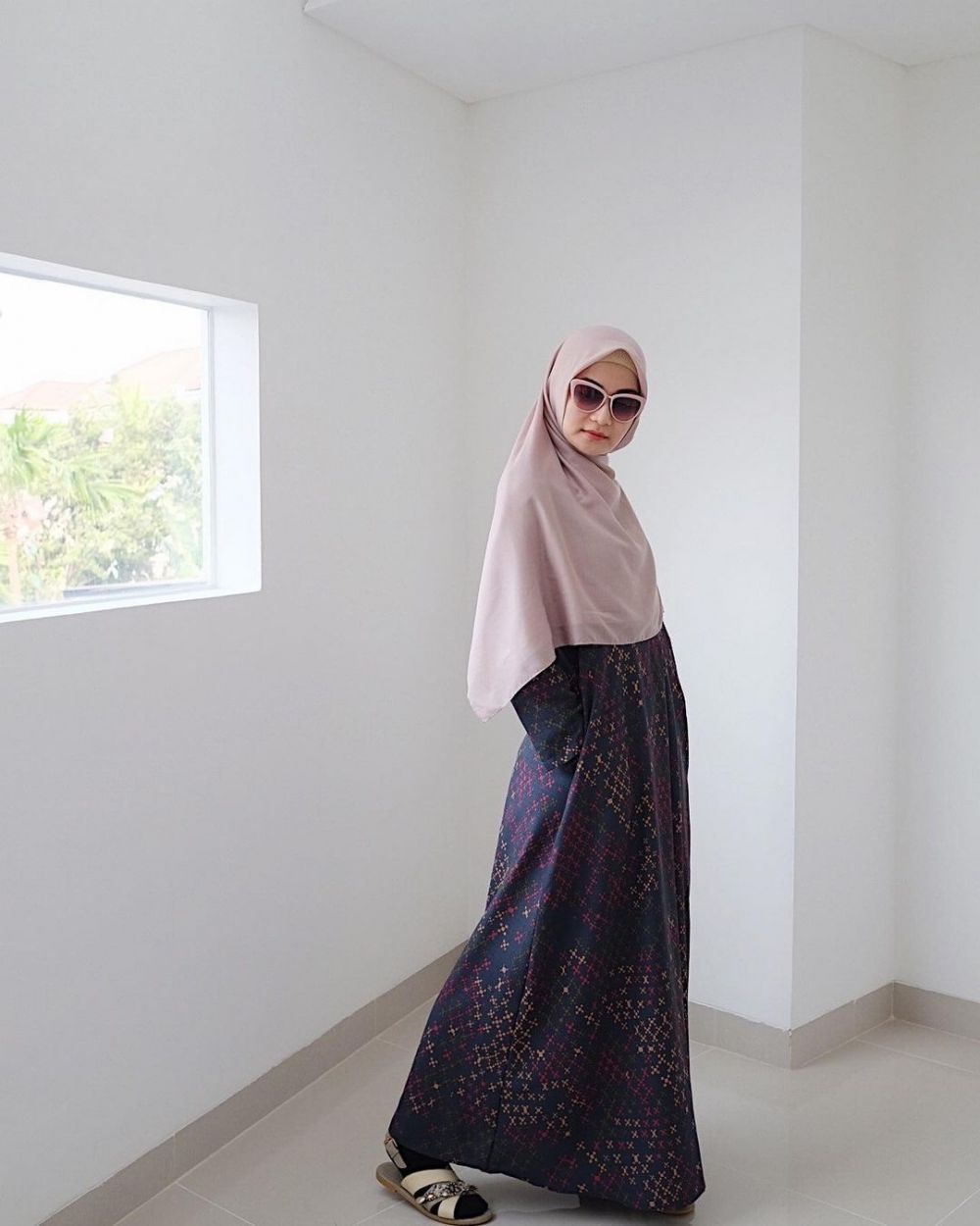 9 Inspirasi OOTD Hijab Syari ala Ayu Pratiwi, Anggun dan Kekinian!