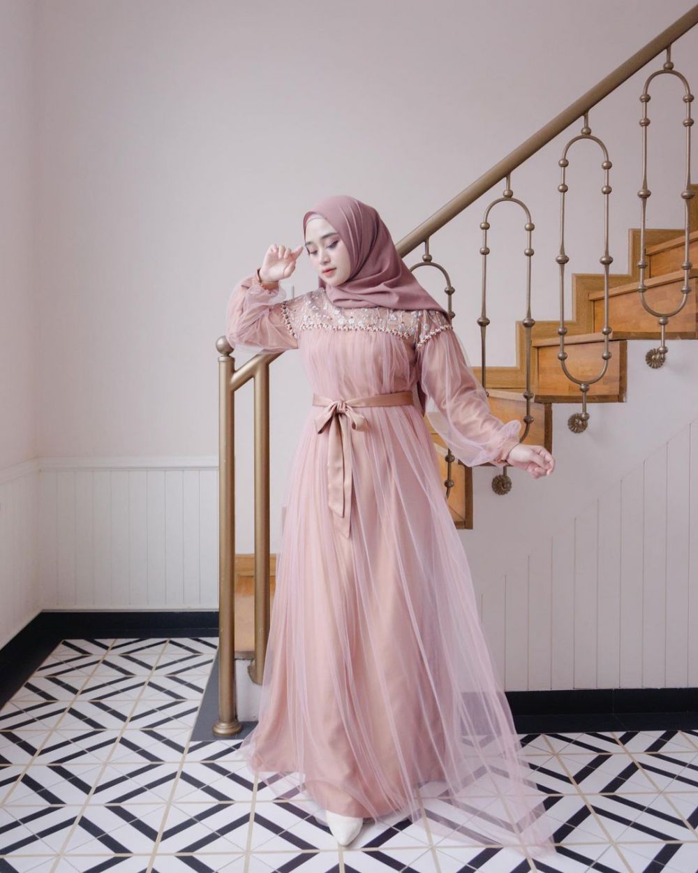 10 Gaya Hijab Dress Pesta ala Selebgram Rini Anggiani, Eye Catching!