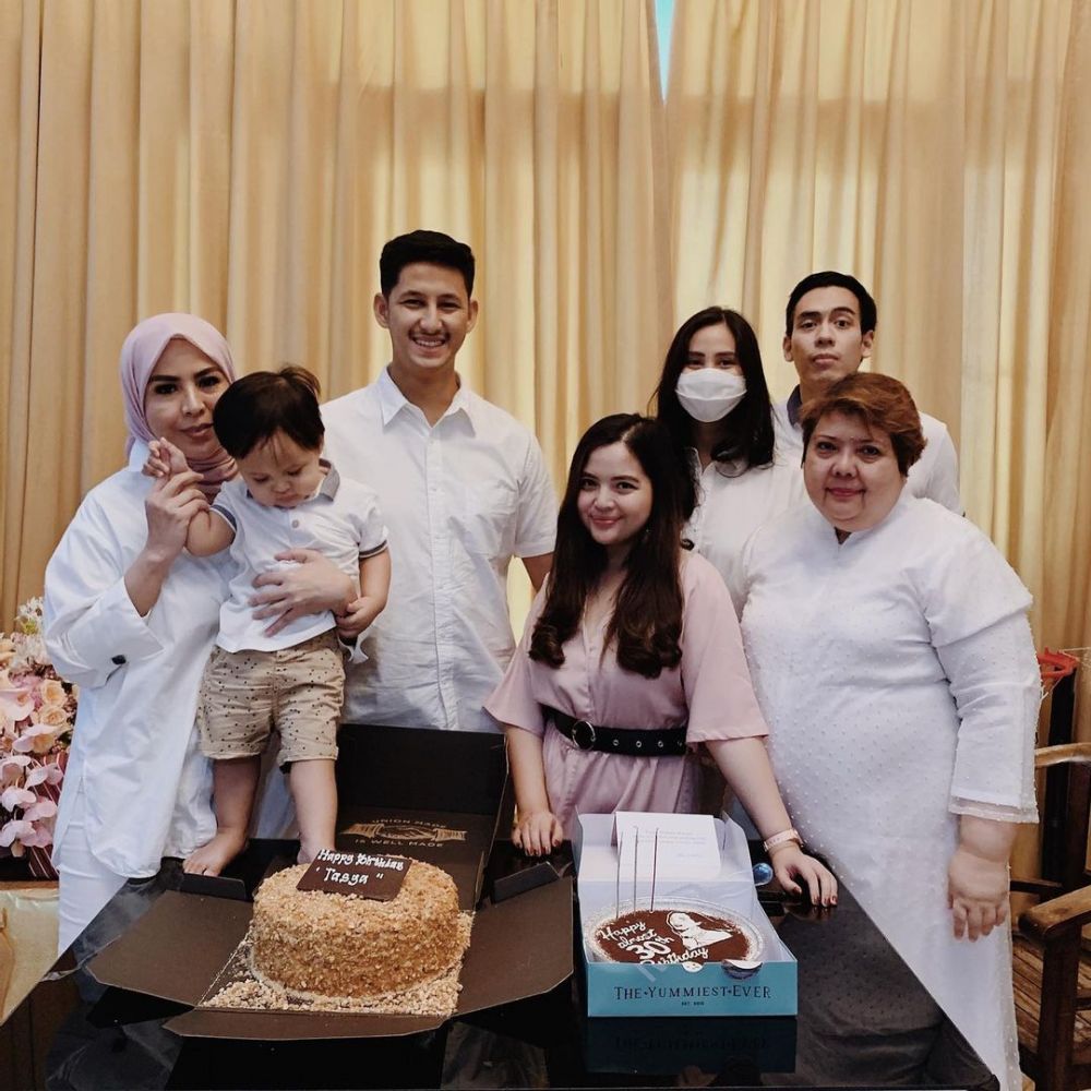 10 Artis Punya Pasangan Postur Jauh Lebih Tinggi, Diterima Apa Adanya