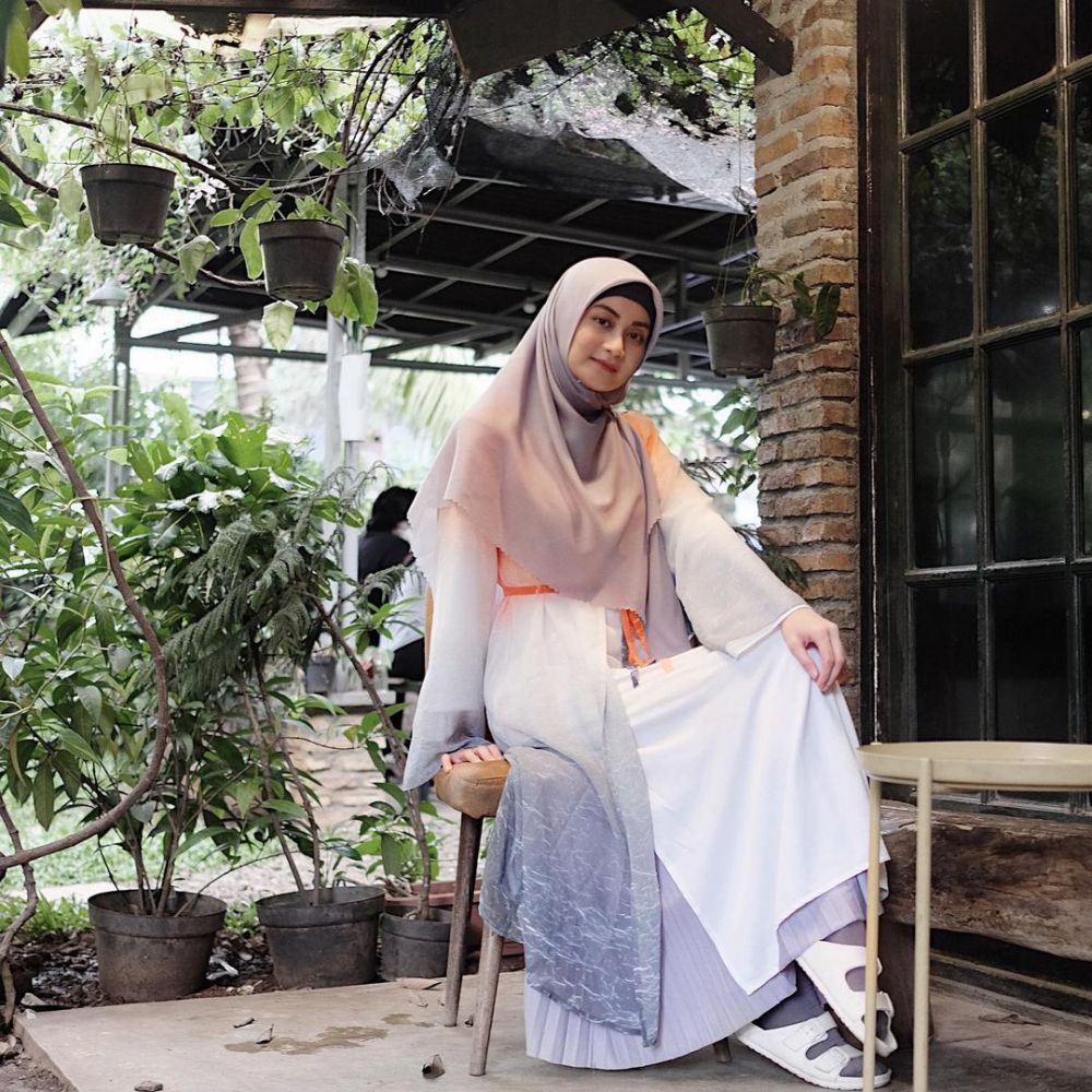 9 Inspirasi OOTD Hijab Syari ala Ayu Pratiwi, Anggun dan Kekinian!