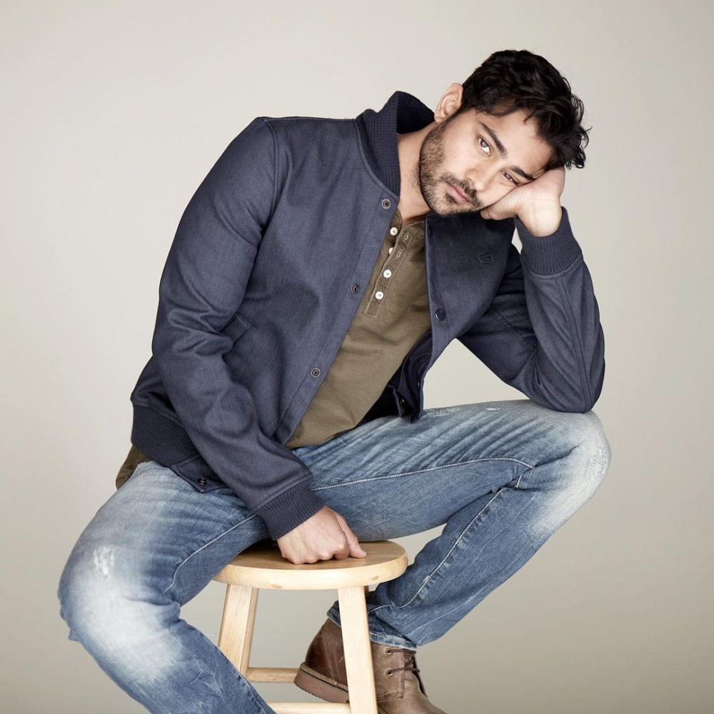 9 Pesona Manly Manish Dayal, Dokter Devon di Serial 'The Resident&apos...