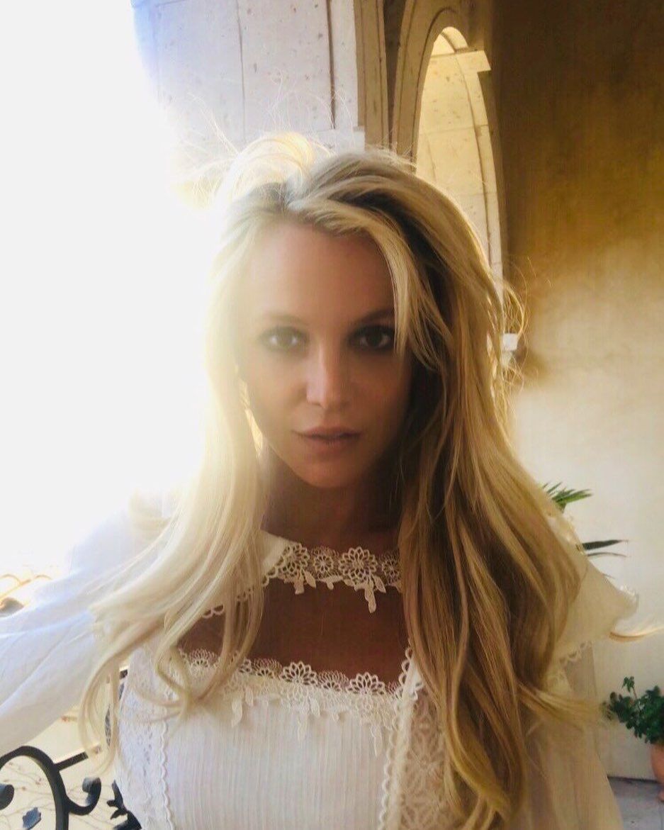 Vakum Enam Tahun, 8 Fakta Lagu Terbaru Britney Spears Hold Me Closer