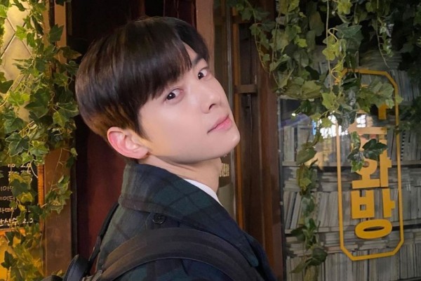 9 Potret Cha Eun Woo yang Bakal Comeback Jadi Pendeta di KDrama Island