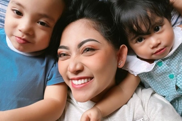 Wanita Kuat, 10 Seleb Menjanda dengan Dua Anak