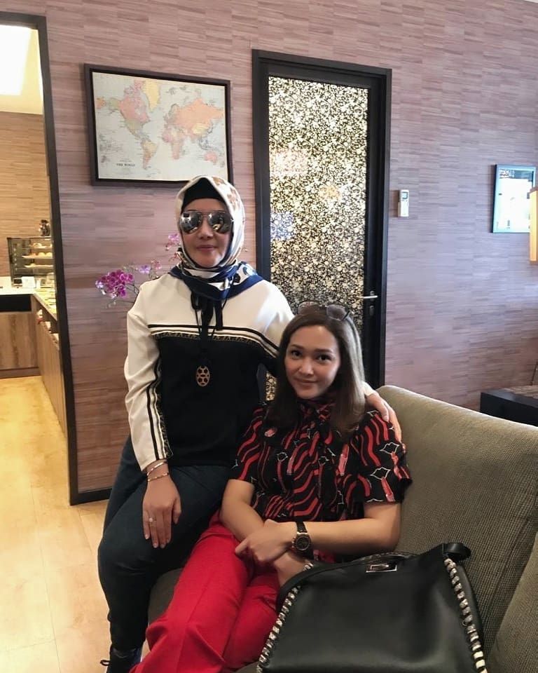 11 Profesi Saudara Kandung Artis, dari Jurnalis sampai Pramugari