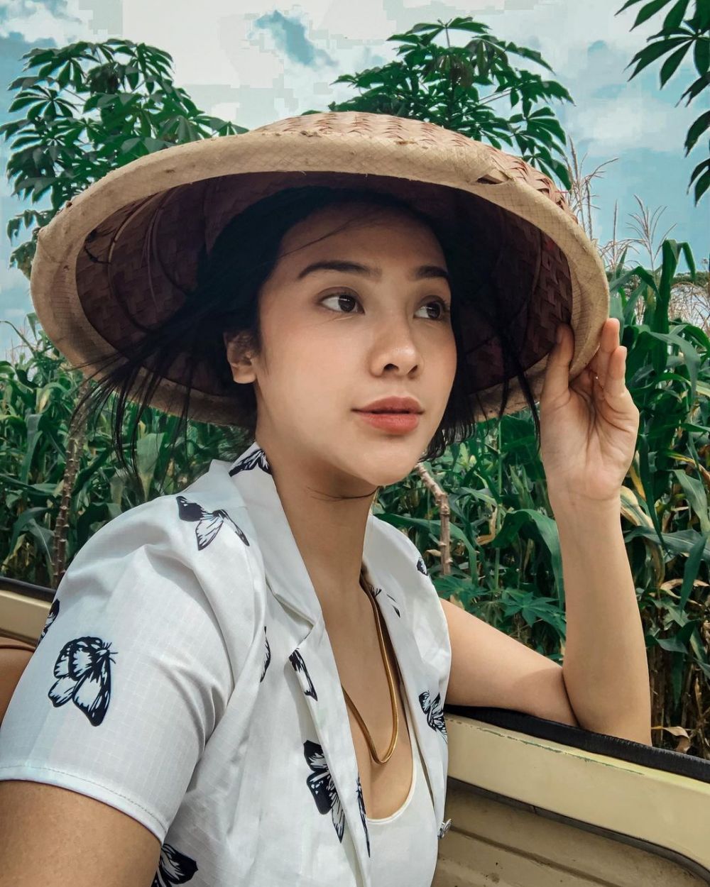 Gayanya Nyentrik! 10 Potret Kece Anya Geraldine Pelesiran ke Sawah