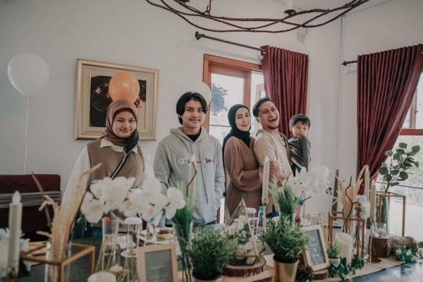 Dikenal Family Man, 10 Potret Kebersamaan Arie Untung dan Keluarga