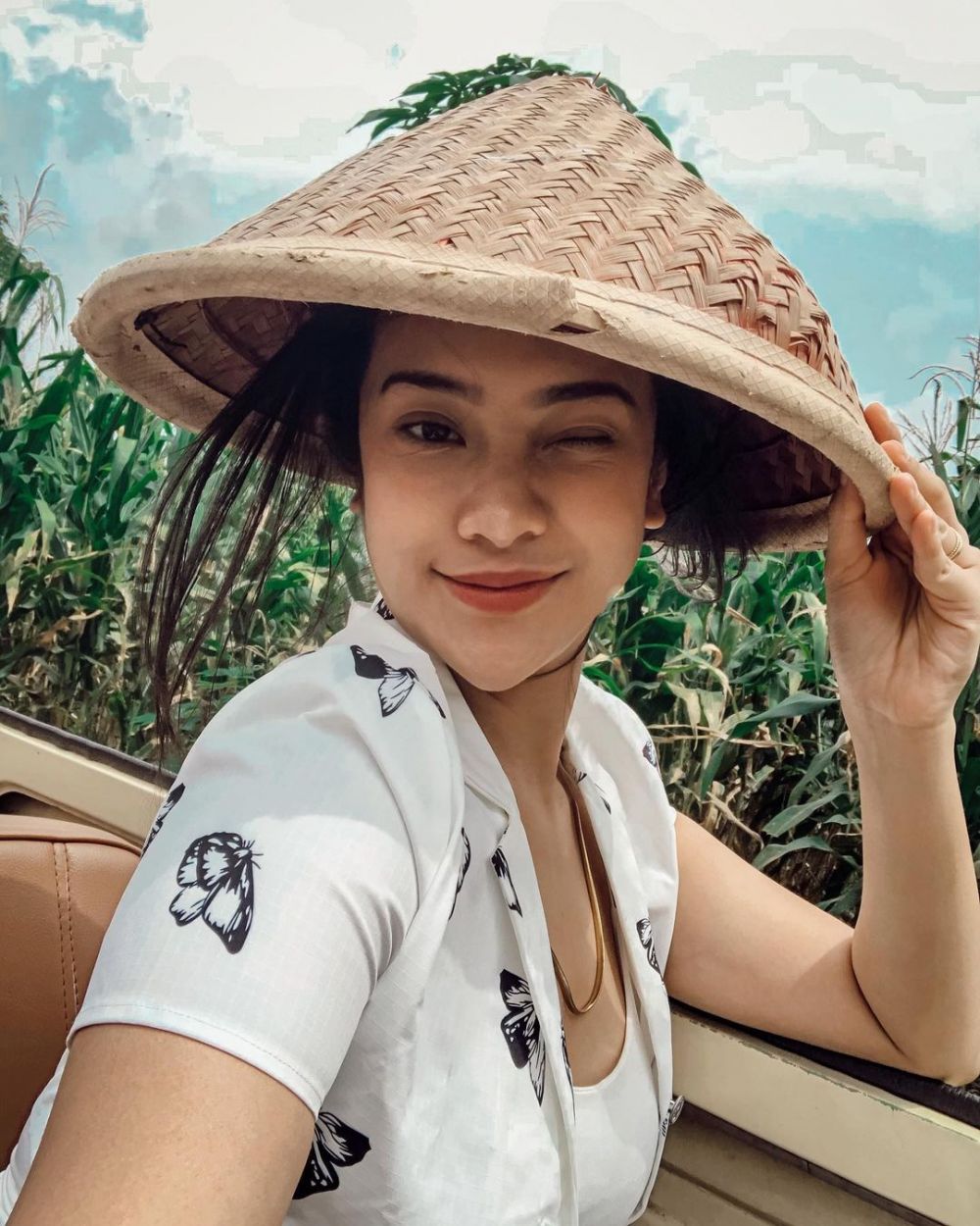 Gayanya Nyentrik! 10 Potret Kece Anya Geraldine Pelesiran ke Sawah