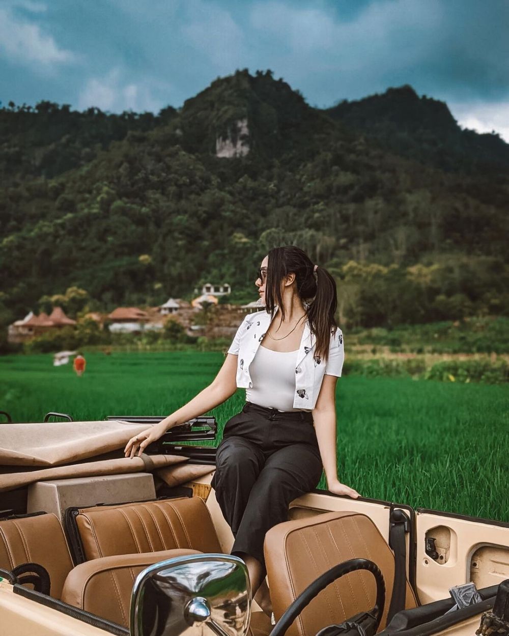 Gayanya Nyentrik! 10 Potret Kece Anya Geraldine Pelesiran ke Sawah