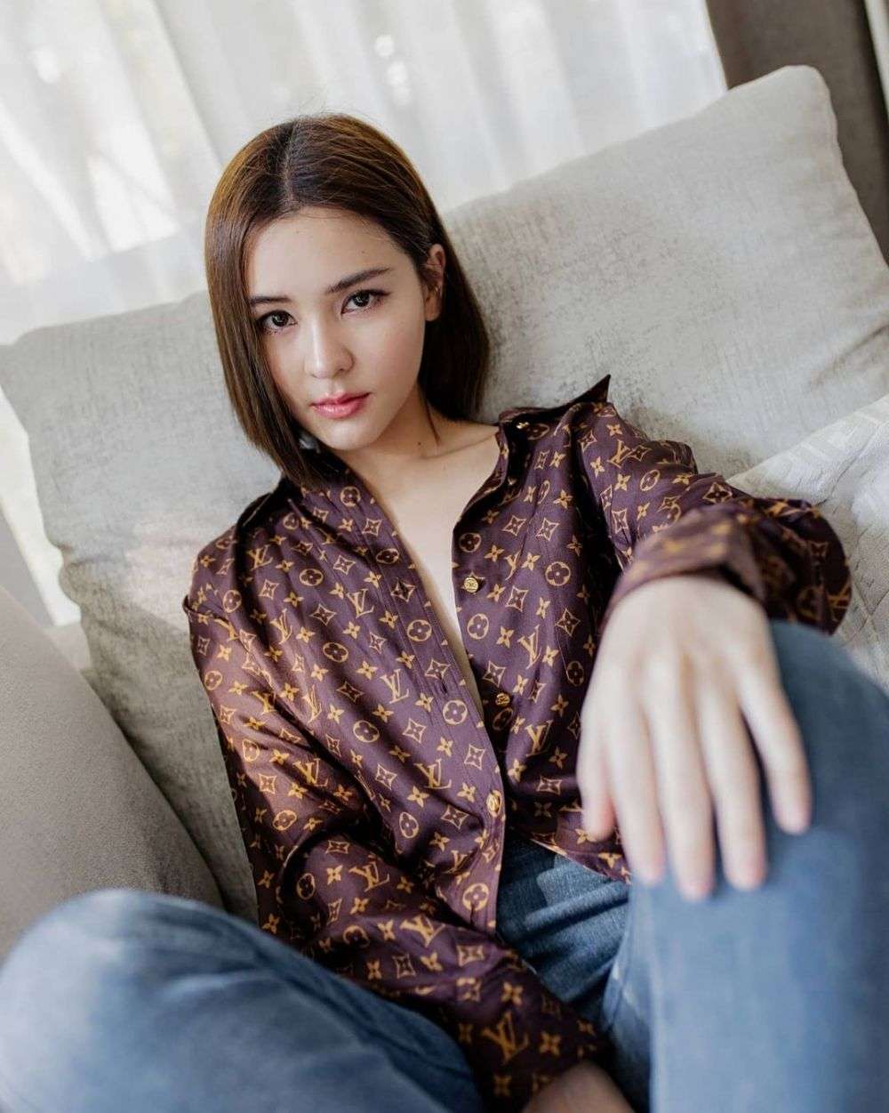 Potret Menawan Aom Sushar Dengan Rambut Pendek