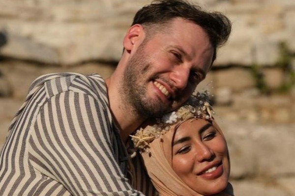 Setahun Menikah, 9 Potret Mesra Cinta Penelope dengan Suami Bulenya