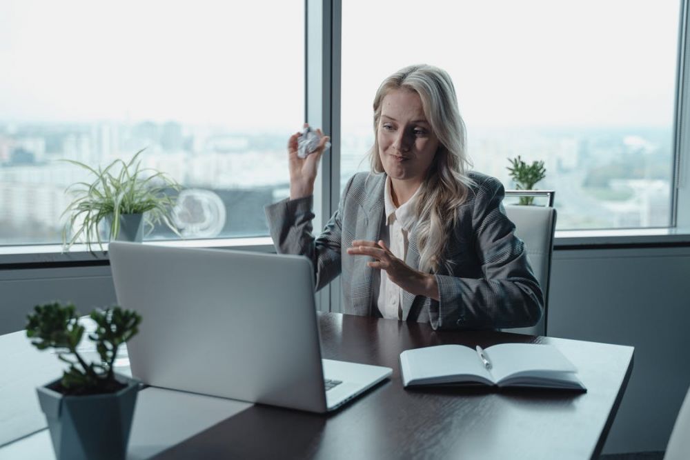 5 Hal yang Bisa Bikin Orang Bersikap Menyebalkan di Kantor