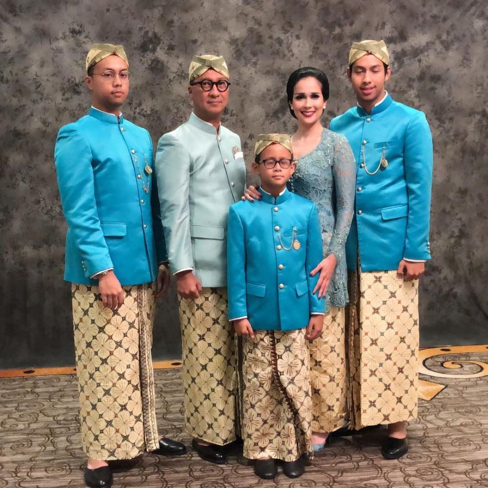 Nikahi Mantan Model, 10 Potret Harmonis Keluarga Menteri Agus Gumiwang