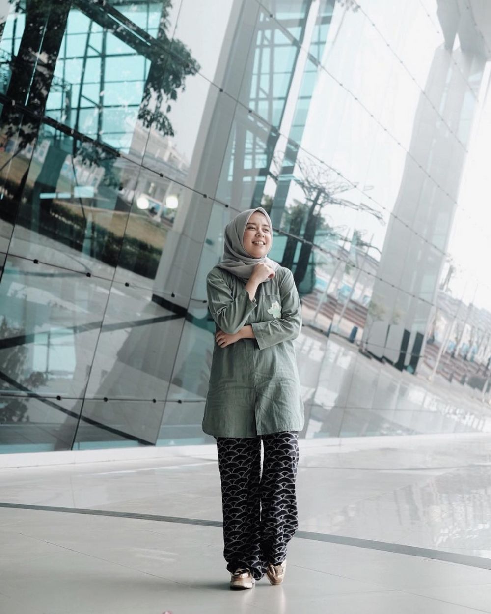 9 Inspirasi Outfit Hijab dengan Tunik ala Selebgram Qonitah Al Jundiah