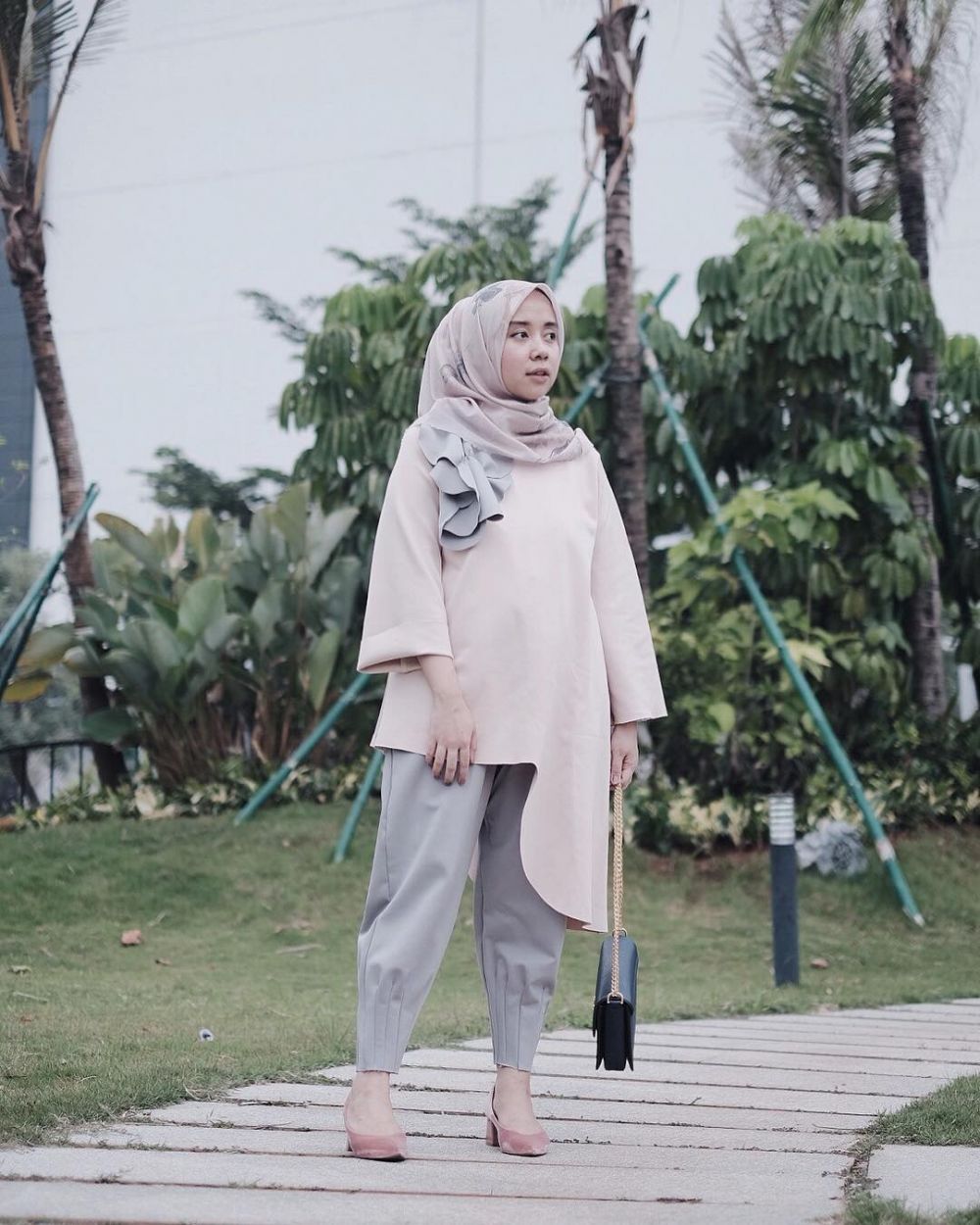 9 Inspirasi Outfit Hijab dengan Tunik ala Selebgram Qonitah Al Jundiah