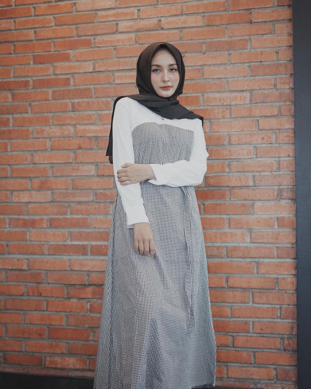 10 Inspirasi Dress Hijab ala Selebgram Isnaini Fauziah, Mudah Disontek