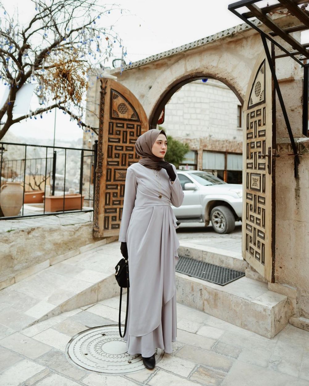 10 Outfit Hijab dengan Tunik dan Dress ala Selebgram Helmi Nursifah