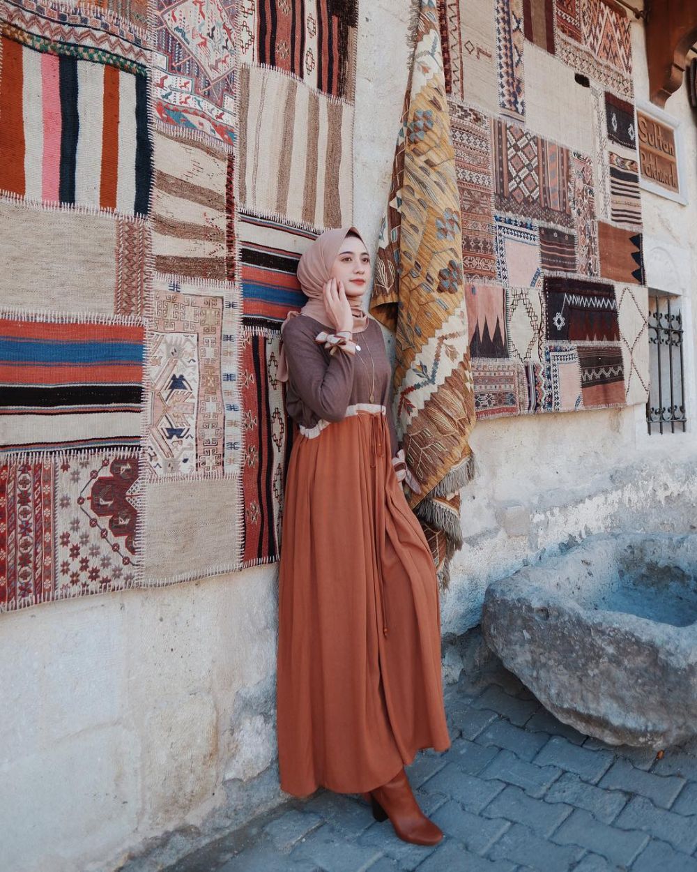 10 Outfit Hijab dengan Tunik dan Dress ala Selebgram Helmi Nursifah