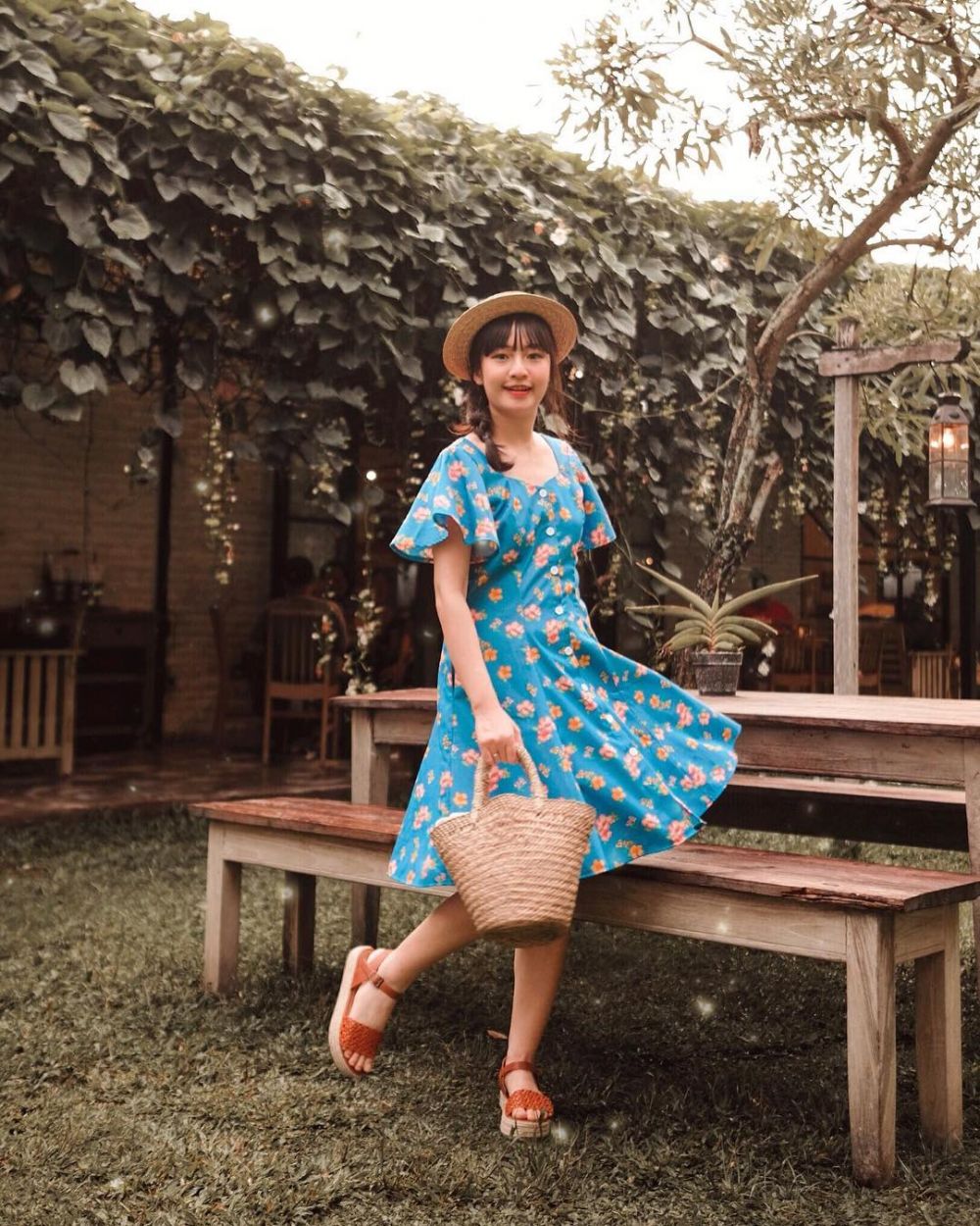 12 Inspirasi Floral Dress ala Vanesa Andrea, Cocok Buat Jalan-jalan