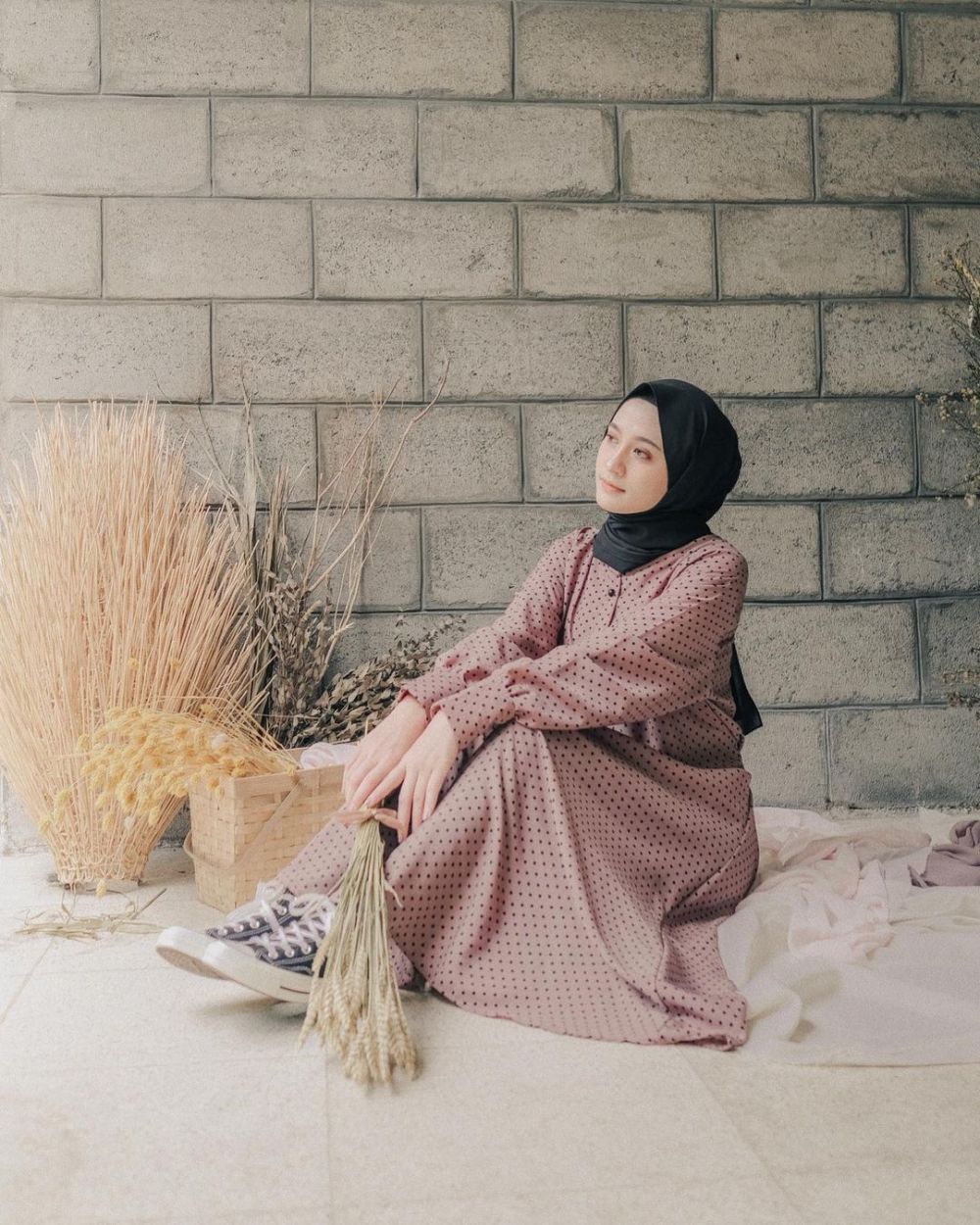 10 Outfit Hijab dengan Tunik dan Dress ala Selebgram Helmi Nursifah