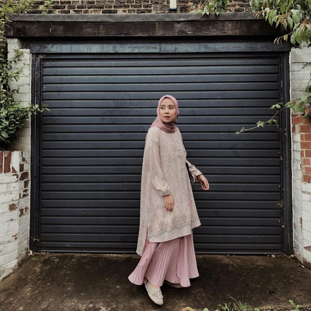 9 Inspirasi Outfit Hijab dengan Tunik ala Selebgram Qonitah Al Jundiah