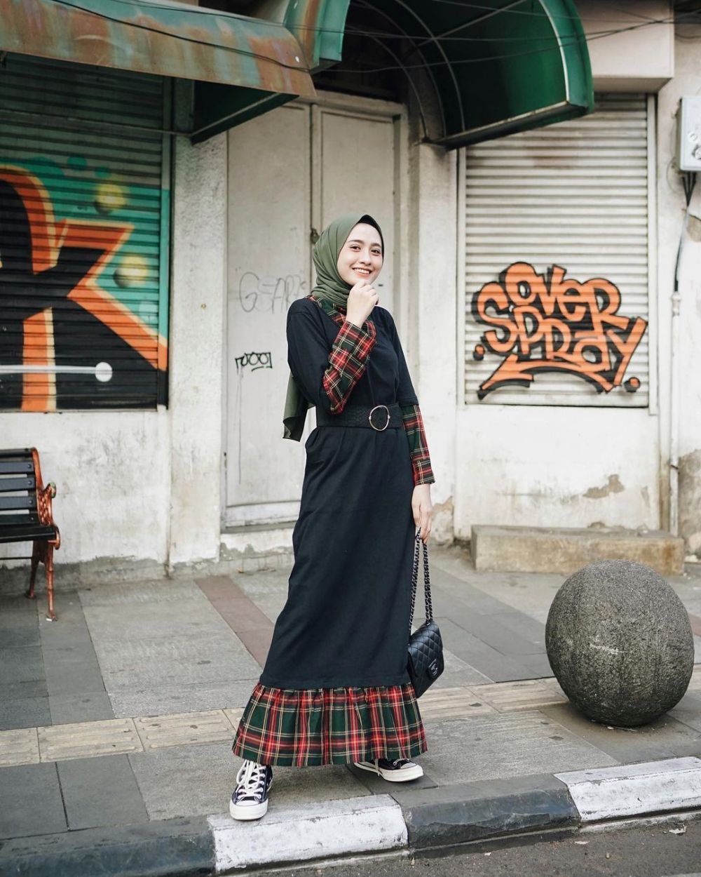 10 Outfit Hijab dengan Tunik dan Dress ala Selebgram Helmi Nursifah