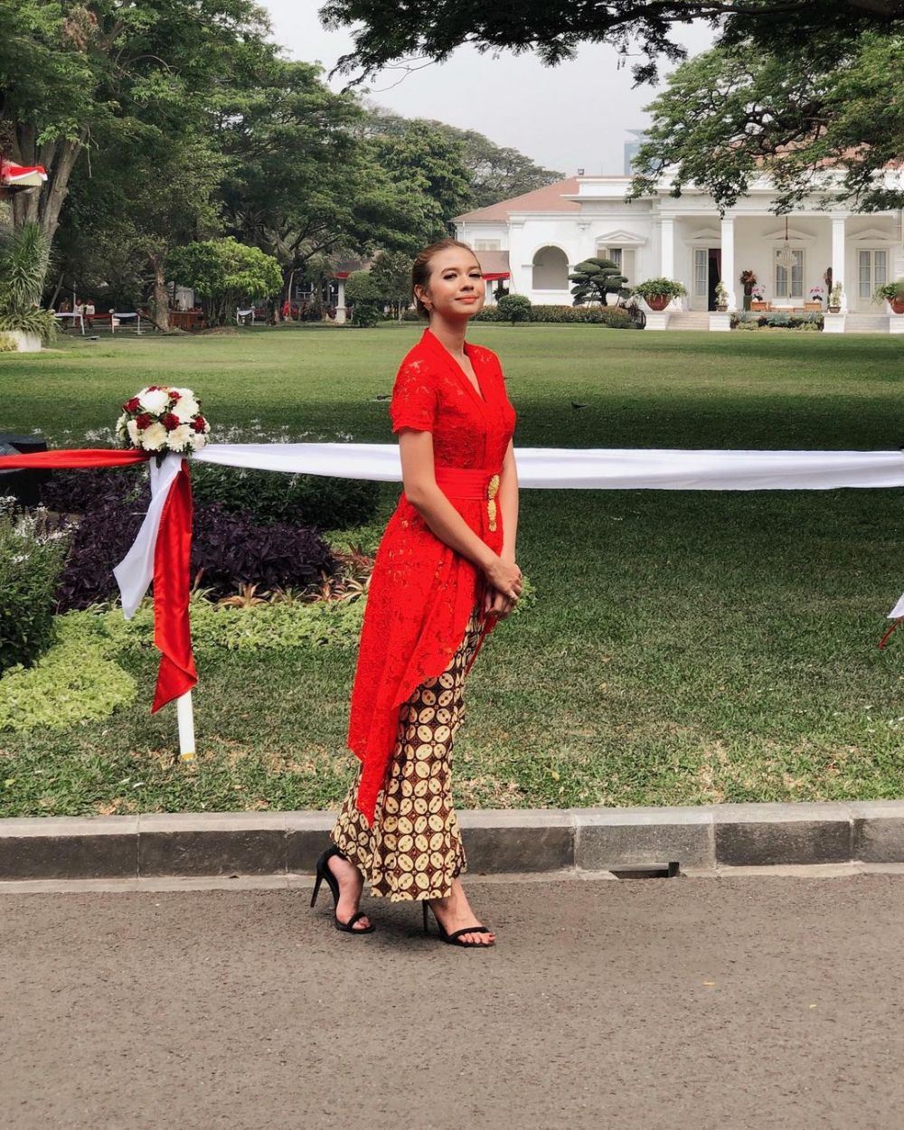 Bak Bangsawan, 13 Potret Artis dalam Balutan Kebaya Merah