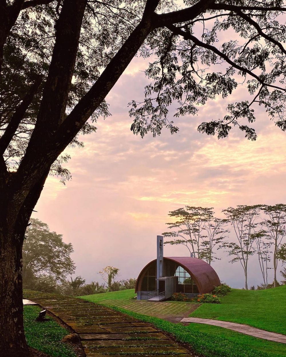 10 Potret Bukit Doa Tomohon, Tempat Wisata yang Syahdu