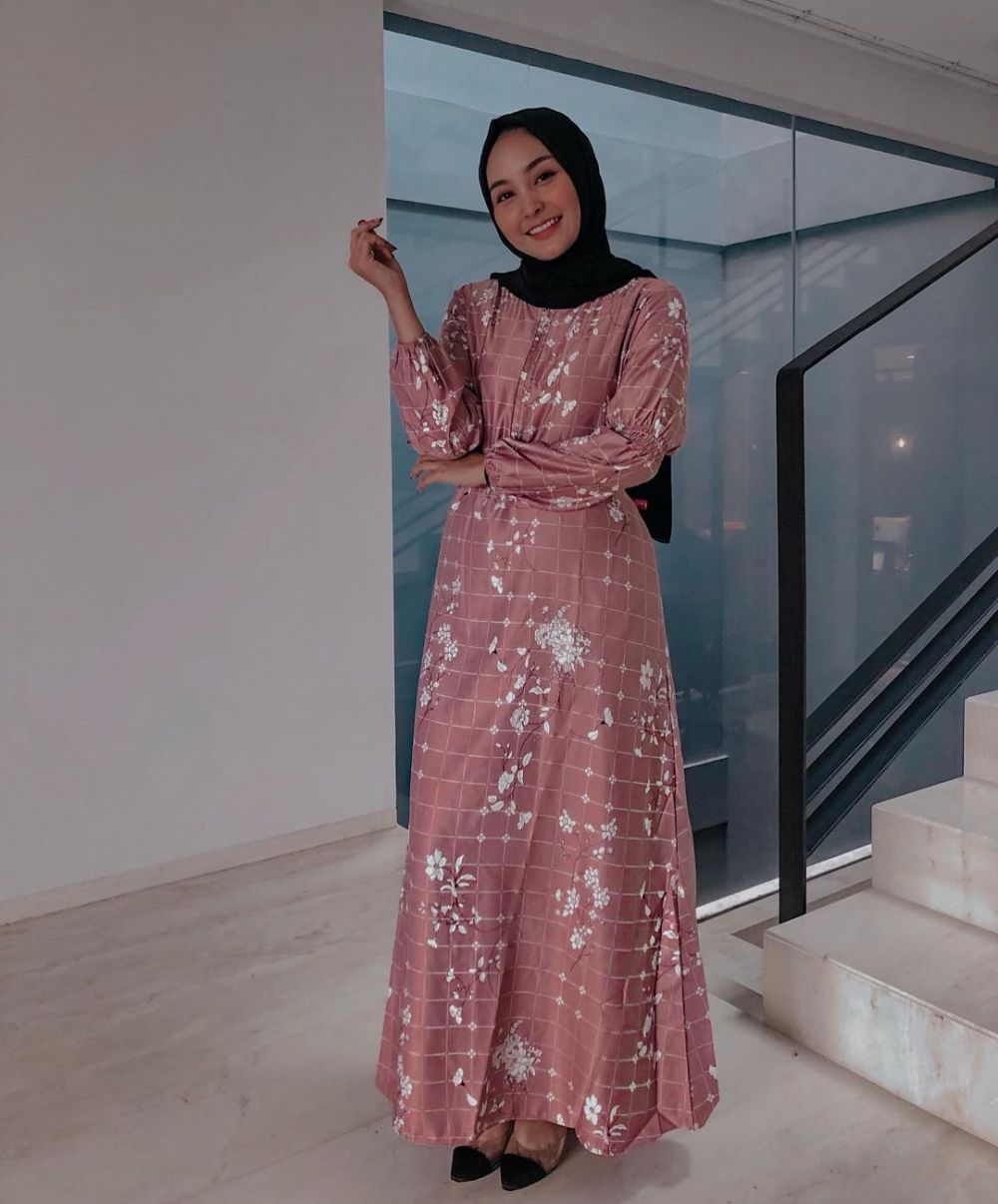 10 Inspirasi Dress Hijab ala Selebgram Isnaini Fauziah, Mudah Disontek