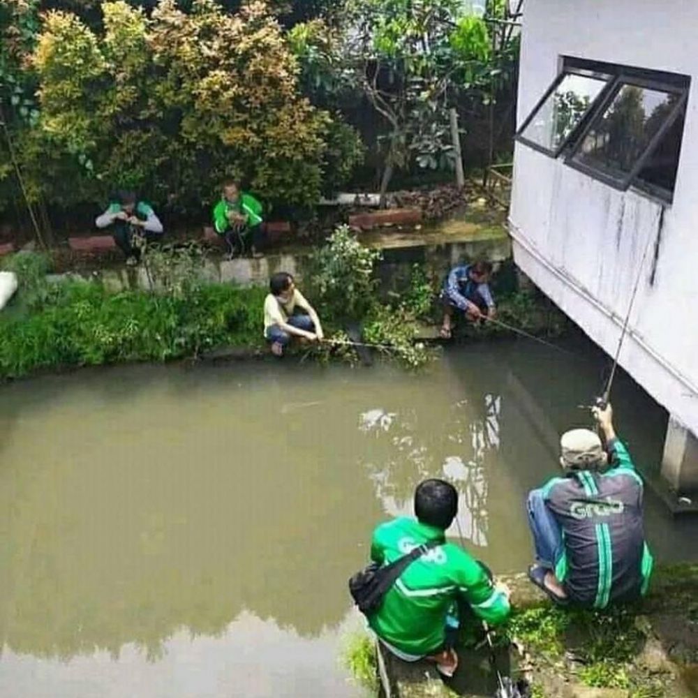 10 Momen Santai Ala Driver Ojek Online, Gak Terbayang!