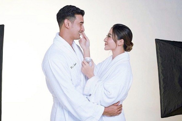 Ada Syahrini, Ini 9 Potret Pasangan Artis Saat Pakai Bathrobe