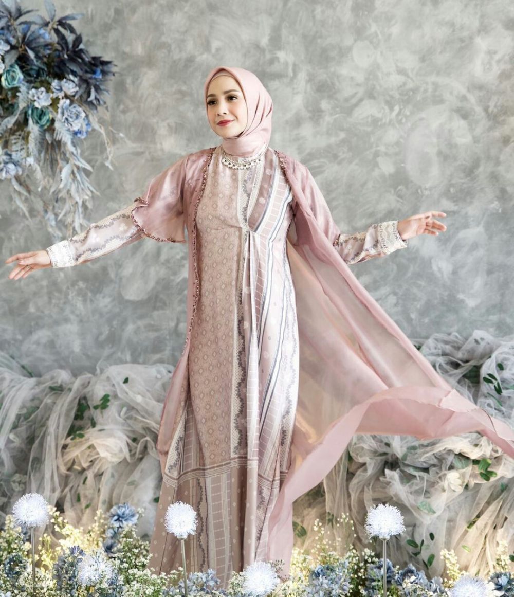 10 Potret Nagita Slavina dengan Hijab, Bikin Hati Adem!