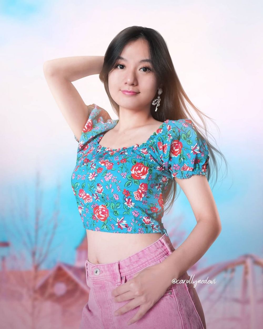 10 Potret Manis dan Imut Carollyne Dewi