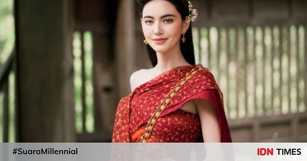 Potret mai davika kenakan baju adat thailand di drama wanthong