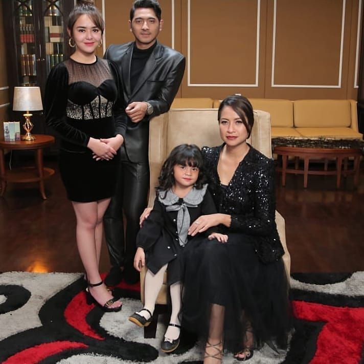 Dunia Nyata VS Ikatan Cinta, 9 Adu Foto Keluarga Amanda Manopo