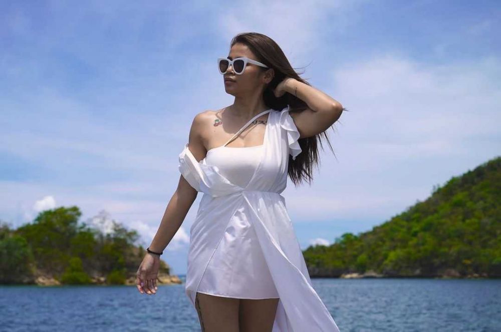 10 Adu Gaya Istri Young Lex Vs Istri Uus Saat Liburan, Bikin Deg-degan