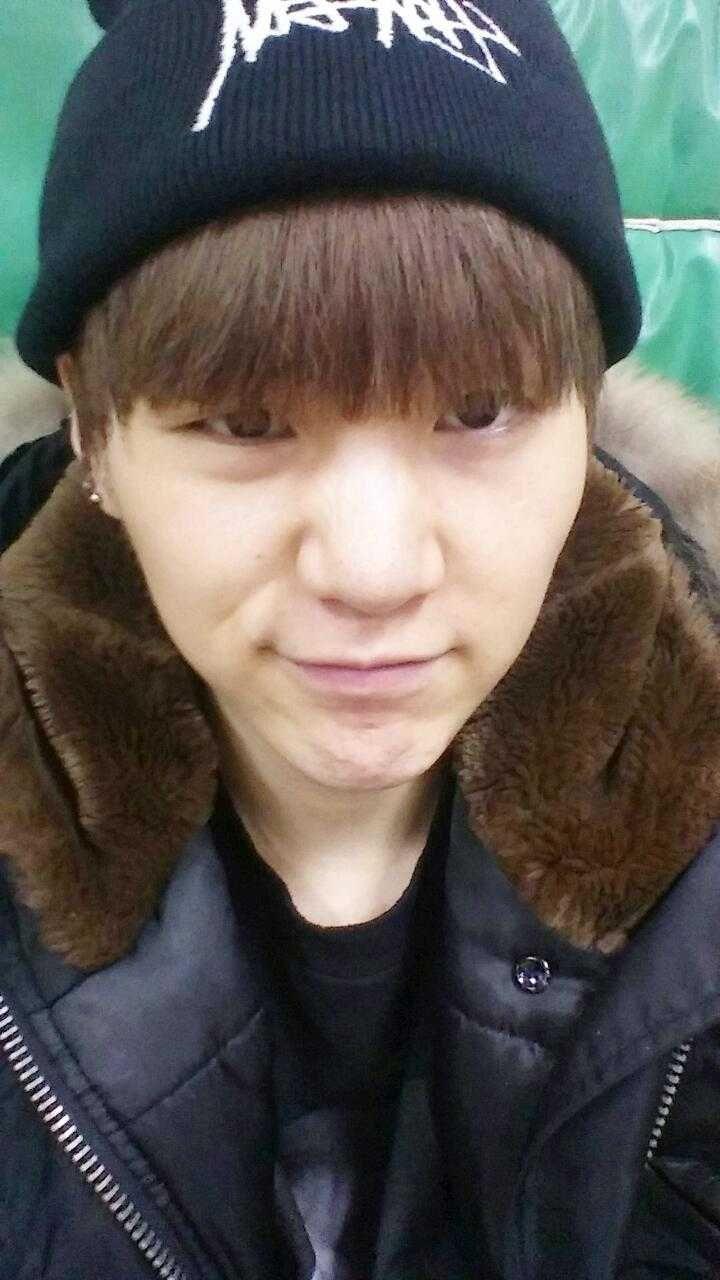 10 Potret Selfie Suga BTS saat Awal Debut, Bare Face Gemas!