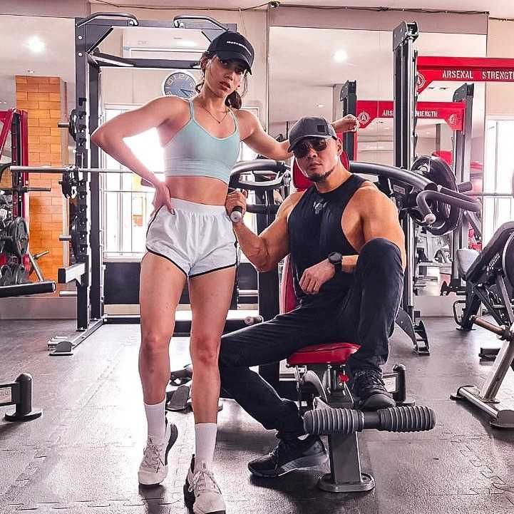 2 Tahun Tunangan, 10 Potret Kemesraan Deddy dan Sabrina