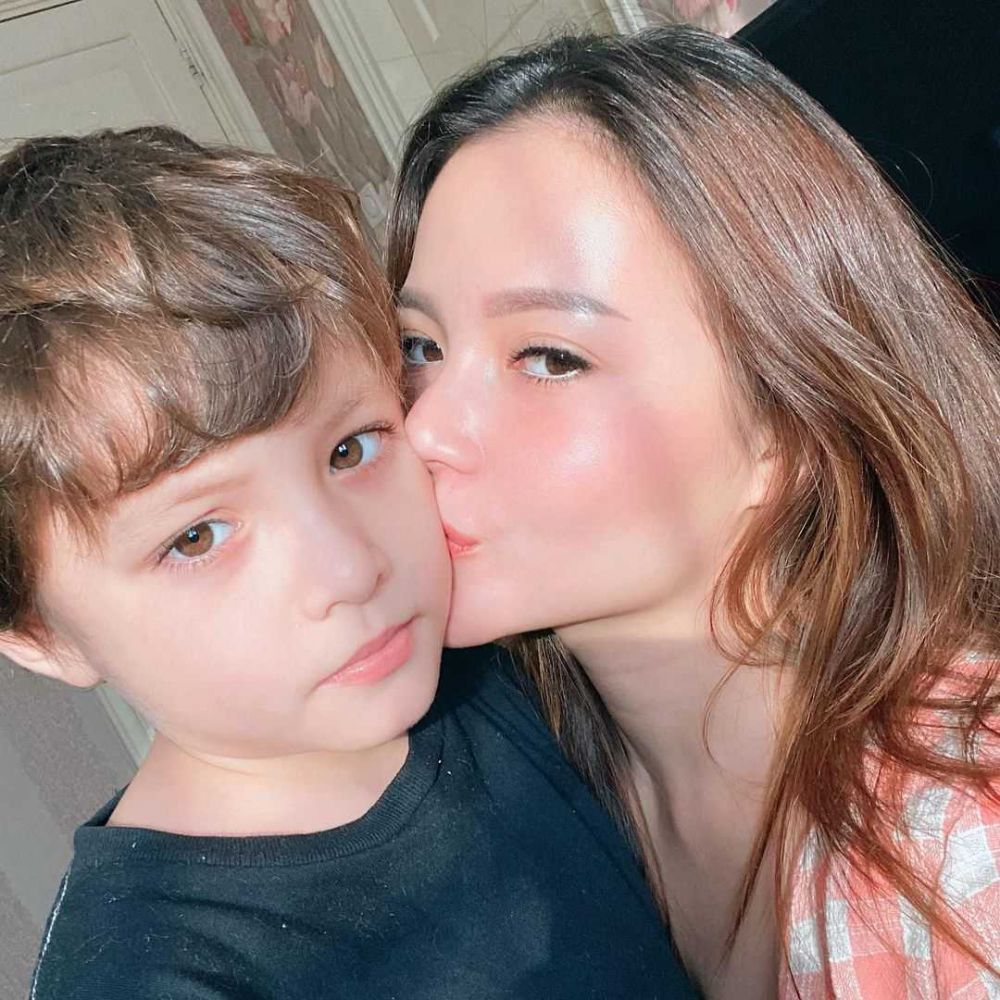 Keibuan Banget! Potret 9 Artis FTV Suara Hati Istri Momong Anak