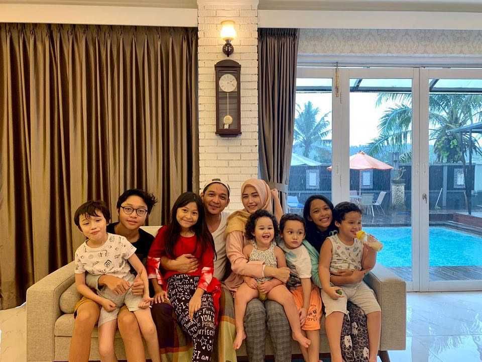 Hot Daddy Idaman! 10 Momen Kebersamaan Pasha Ungu dan Ketujuh Anaknya