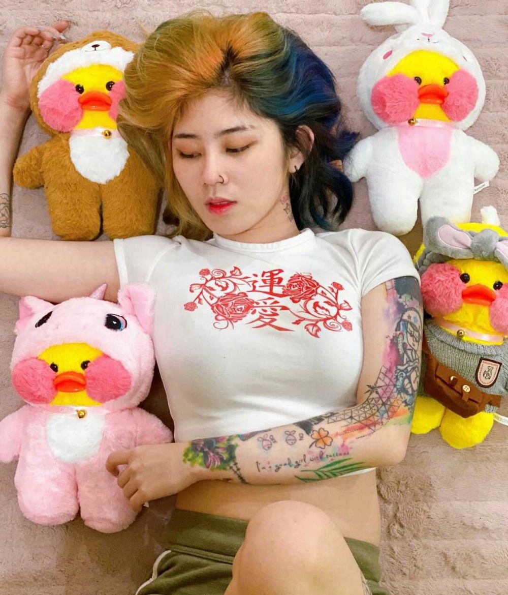 9 Potret Listy Chan Pamer Tato di Tubuh, Bikin Gagal Fokus